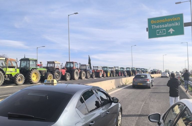 Στο μπλόκο της Νίκαιας για συμπαράσταση στους αγρότες οι απεργοί ιδιοκτήτες ταξί της Λάρισας