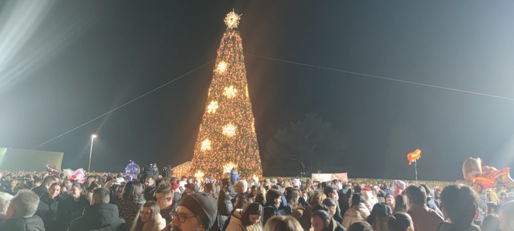 Σε γιορτινό κλίμα η φωταγώγηση του Χριστουγεννιάτικου Δέντρου στα Ιωάννινα