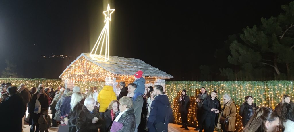 Σε γιορτινό κλίμα η φωταγώγηση του Χριστουγεννιάτικου Δέντρου στα Ιωάννινα