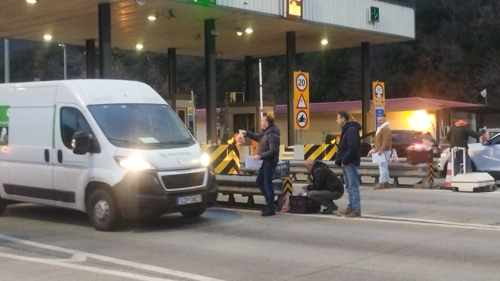 Αγρότες της Θεσπρωτίας μοίρασαν μανταρίνια στα διόδια Τύριας