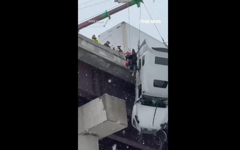 ΗΠΑ – κακοκαιρία: Διάσωση οδηγού νταλίκας που κρεμόταν από γέφυρα 30 μέτρων στη Δυτική Βιρτζίνια