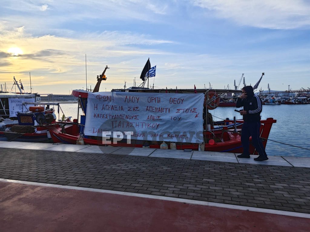 Τρακτέρ εισβάλλουν στο επιβατικό λιμάνι του Βόλου – Βίντεο και εικόνες