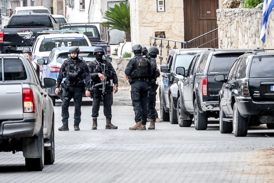 Φονική συμπλοκή στα Βορίζια: Πραγματογνωμοσύνη στο αυτοκίνητο του Φανούρη Καργάκη – 17 σφαίρες από πιστόλια και καλάσνικοφ