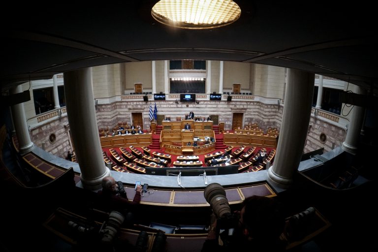 Πολιτικοί διαξιφισμοί για τα μπλόκα και το σκάνδαλο ΟΠΕΚΕΠΕ