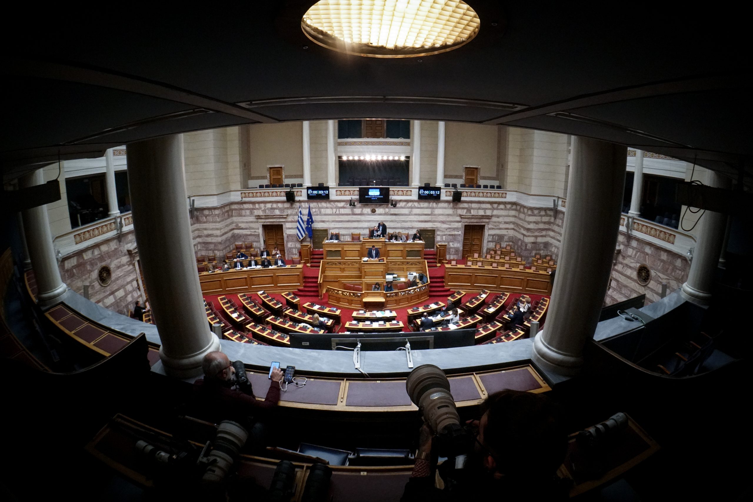 Πολιτικοί διαξιφισμοί για τα μπλόκα και το σκάνδαλο ΟΠΕΚΕΠΕ