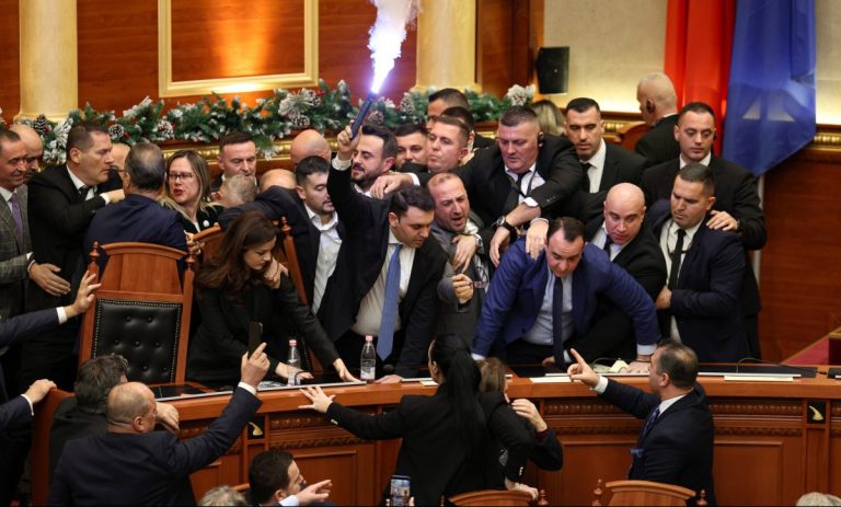 Χαμός στο κοινοβούλιο της Αλβανίας: Βουλευτές συγκρούστηκαν με αστυνομικούς,  πέταξαν νερό στον πρόεδρο - ertnews.gr