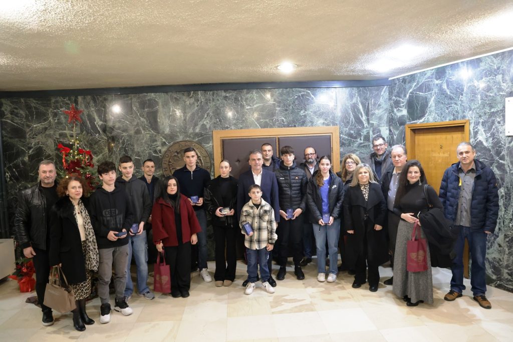 Δήμος Λαρισαίων: Βραβεύσεις παιδιών που διακρίθηκαν σε επιστήμες, τέχνες και αθλήματα