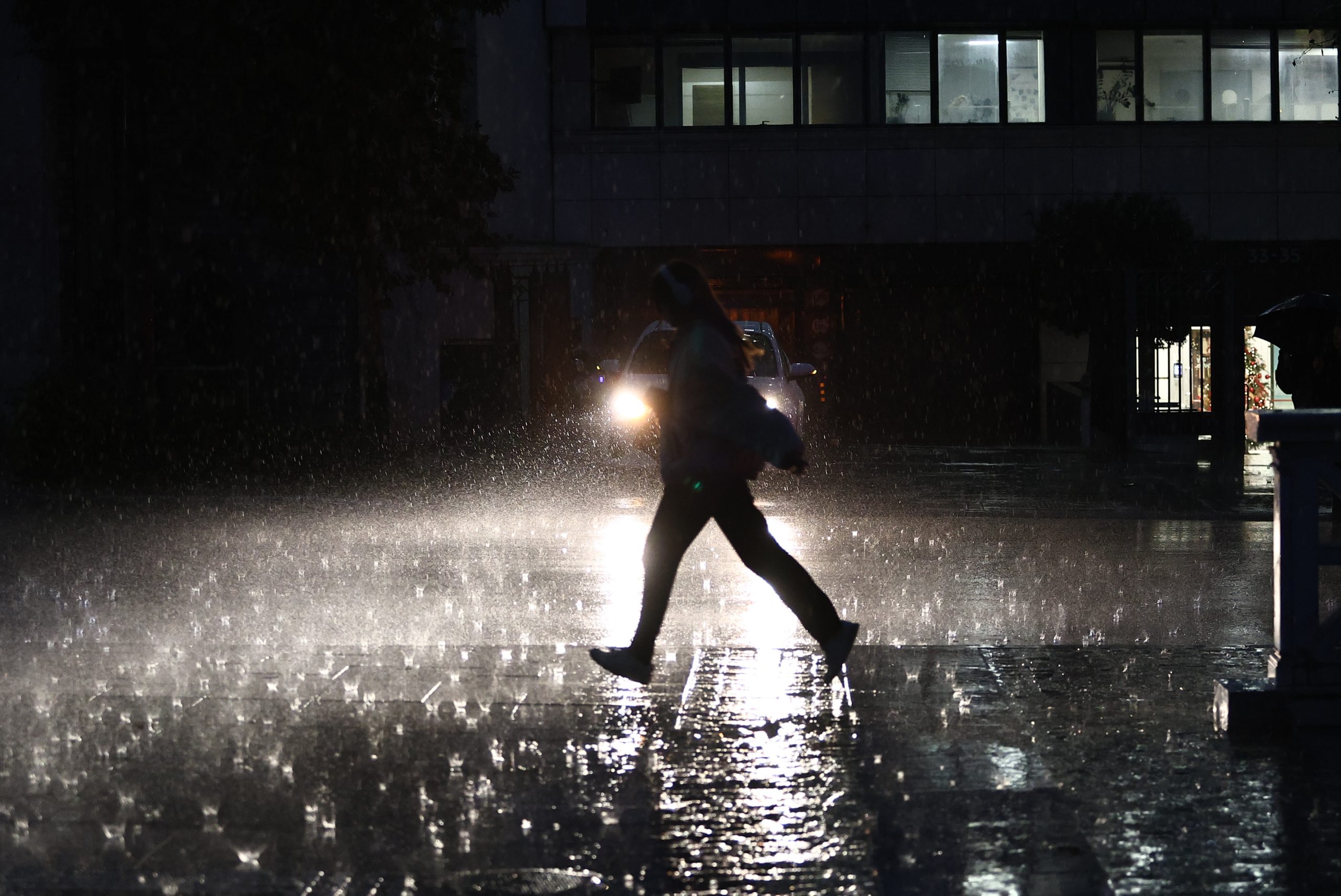 Κακοκαιρία Byron: Κλειστή η Πειραιώς από Χαμοστέρνας μέχρι Πέτρου Ράλλη στο ρεύμα προς Αθήνα