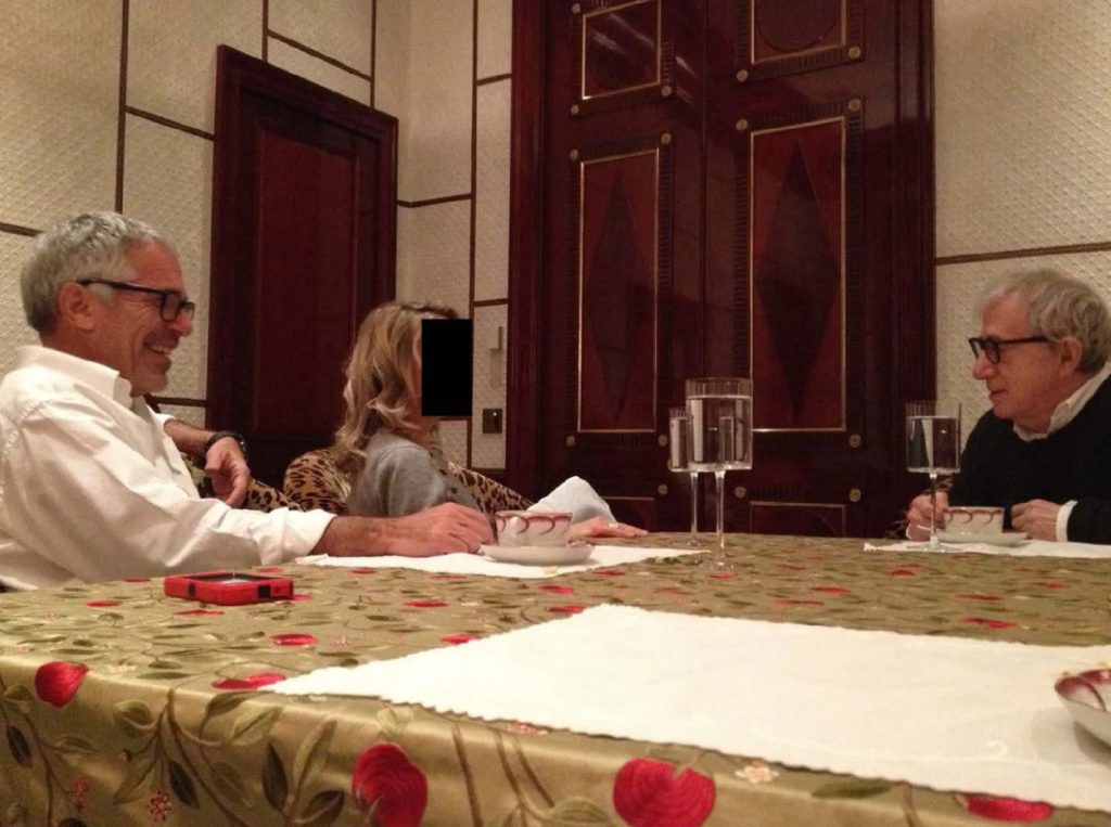 Nέες φωτογραφίες του Έπστιν και των καλεσμένων του: Προφυλακτικά «Τραμπ», Μπιλ Κλίντον, Γούντι Άλεν και πάρτι με γυναίκες