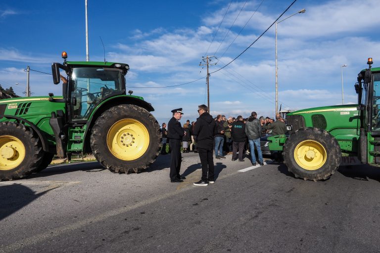 Κυκλοφοριακό έμφραγμα στη Χαλκίδα από τους αγρότες – Έκλεισαν για δύο ώρες την Υψηλή      Γέφυρα με τρακτέρ