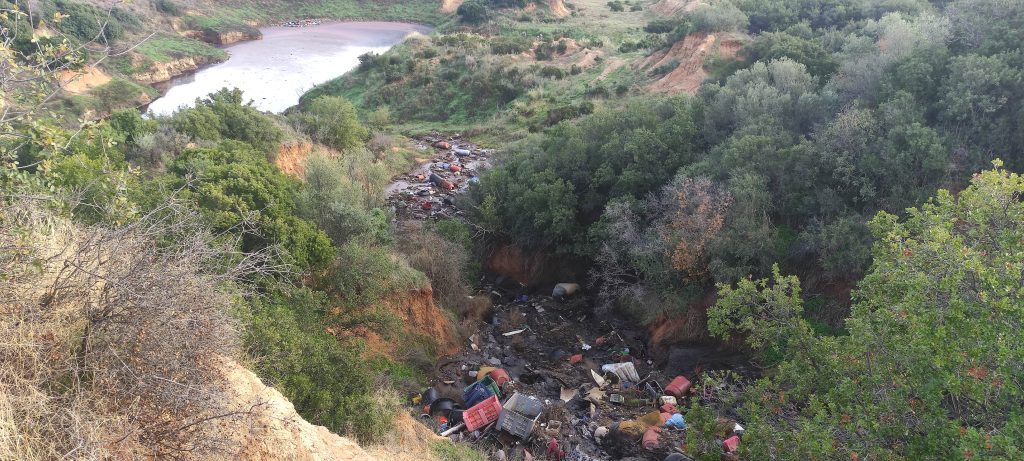 Έριχναν βοθρολύματα σε ορεινή περιοχή της Χαλκιδικής – Τέσσερις συλλήψεις