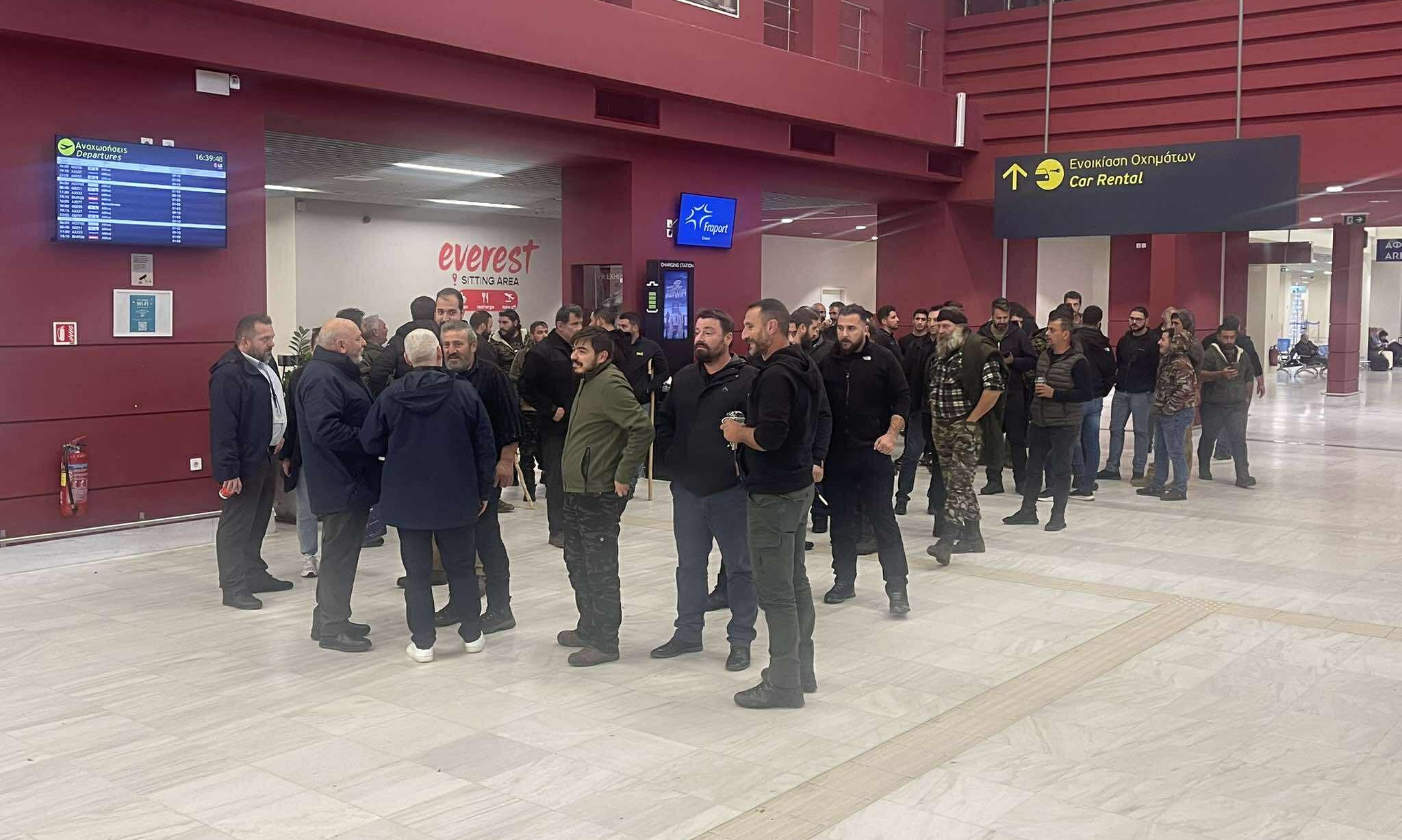 Παραμένουν για δεύτερη νύχτα εντός του αεροδρομίου Χανίων οι αγροτοκτηνοτρόφοι – Τους επισκέφθηκε ο Αντιπεριφερειάρχης Ν. Καλογερής