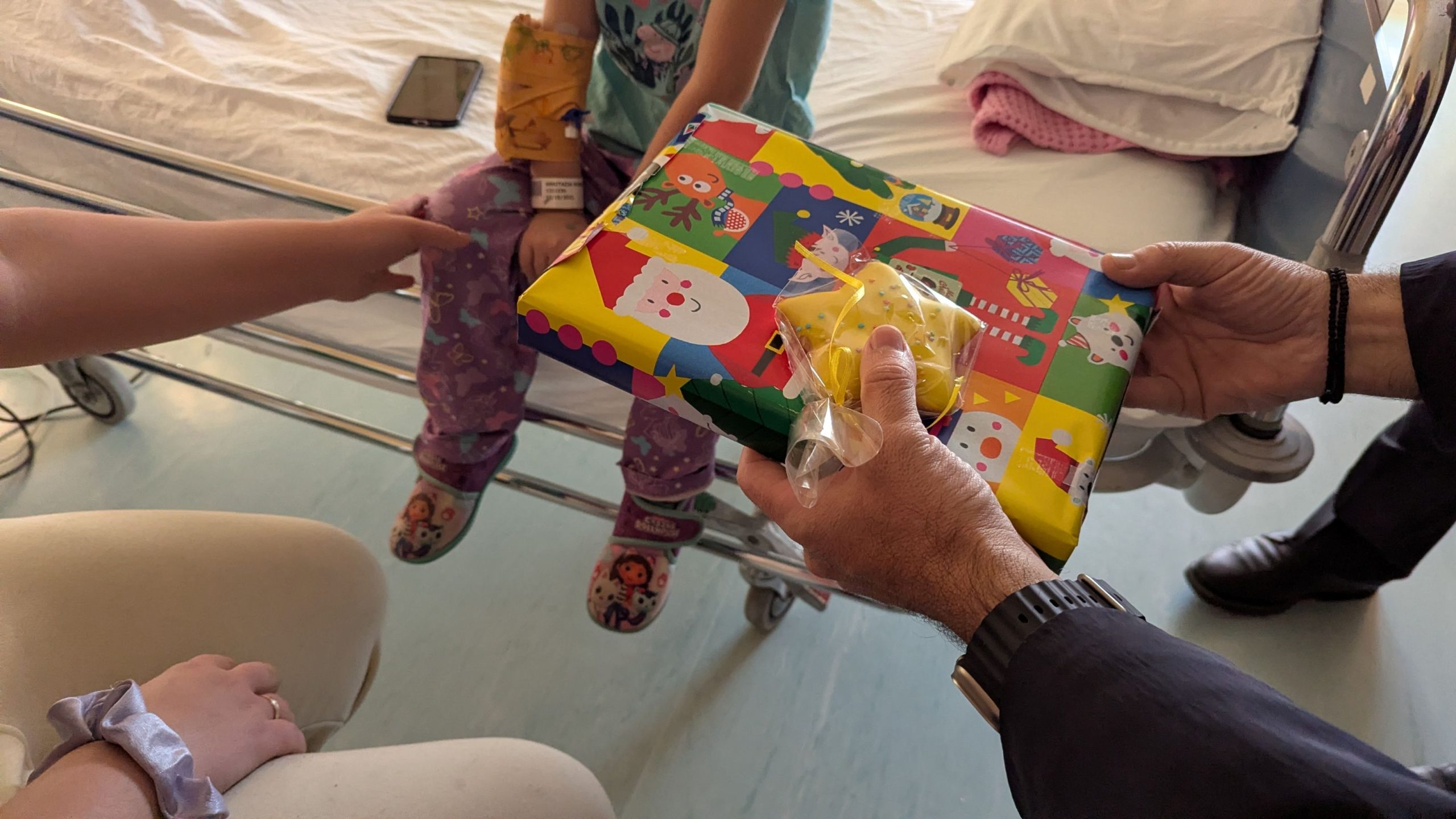 xmas-2025-episkepsi-se-paidiatrikes-gnl-kai-pgnl-2 Θ. Μαμάκος: «Το χαμόγελο των μικρών μαχητών το πιο πολύτιμο δώρο» – Στις Παιδιατρικές Κλινικές νοσοκομείων της Λάρισας ο Δήμαρχος