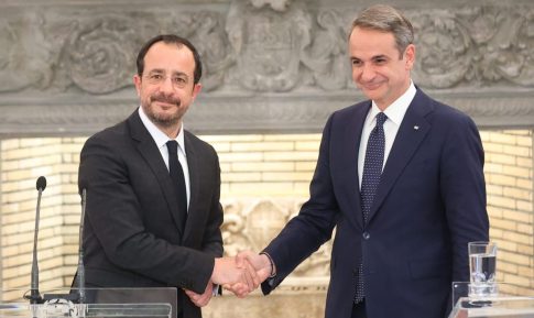 Ο Ζελένσκι ζητά πίεση προς τη Μόσχα πριν από τη συνάντηση με τον Τραμπ και δημοσιεύει βίντεο από τις επιθέσεις στην Ουκρανία