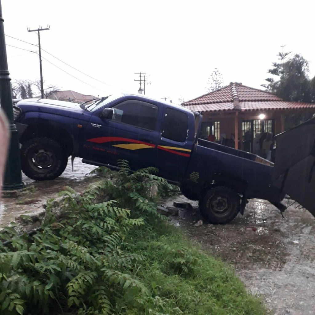 Ζάκυνθος: Αυτοκίνητο έπεσε σε μάντρα σχολείου την ώρα που τα παιδιά έκαναν μάθημα