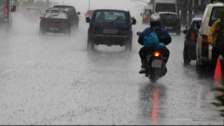 Θεσσαλονίκη: Οι ισχυροί άνεμοι ξήλωσαν τέντες- Επτά κοπές δέντρων