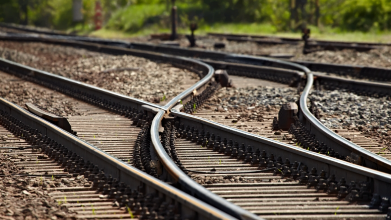 Θεσσαλονίκη: Οδηγός λεωφορείου δεν σταμάτησε σε σιδηροδρομική διάβαση ενώ πλησίαζε εμπορική αμαξοστοιχία-Βλάβη στην μπάρα