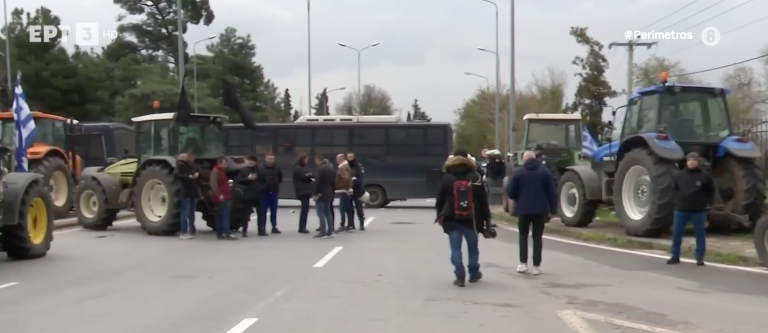 Φραγμοί της αστυνομίας για να μείνουν μακριά από τους κόμβους του αεροδρομίου οι αγρότες