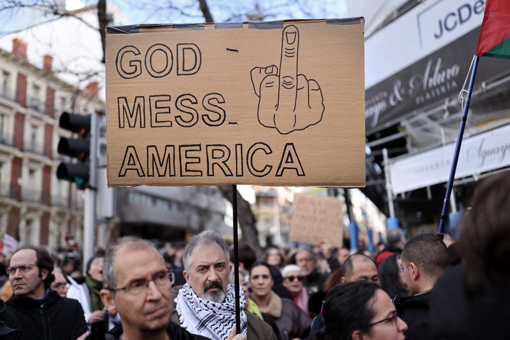 Ισπανία: Χιλιάδες διαδηλωτές στη Μαδρίτη καταγγέλλουν την αμερικανική επίθεση κατά της Βενεζουέλας