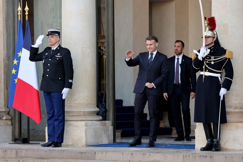 Στο Παρίσι σήμερα ο Πρωθυπουργός για τη σύνοδο της «Συμμαχίας των Προθύμων»