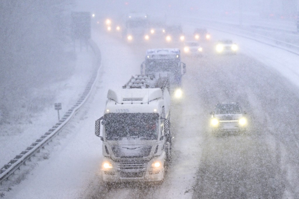 Χιόνια και παγετός παραλύουν τη δυτική Ευρώπη – Aκυρώσεις πτήσεων σε Γαλλία και Ολλανδία