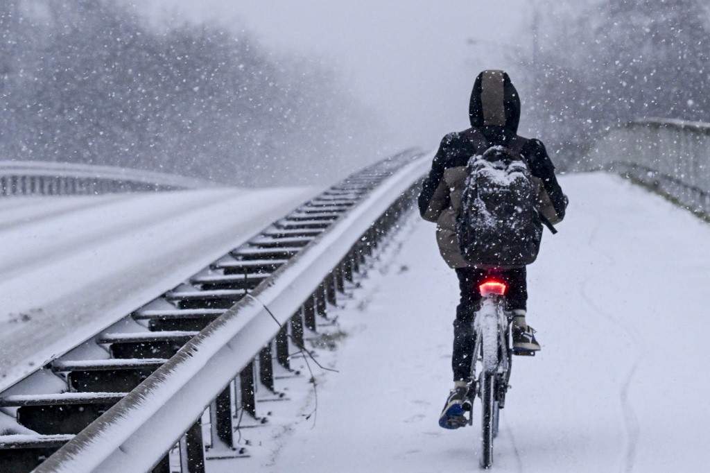 Χιόνια και παγετός παραλύουν τη δυτική Ευρώπη – Aκυρώσεις πτήσεων σε Γαλλία και Ολλανδία