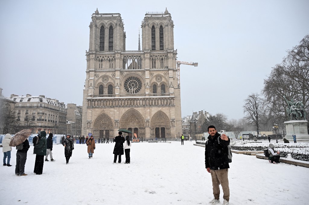 Χιόνια και παγετός παραλύουν τη δυτική Ευρώπη – Aκυρώσεις πτήσεων σε Γαλλία και Ολλανδία
