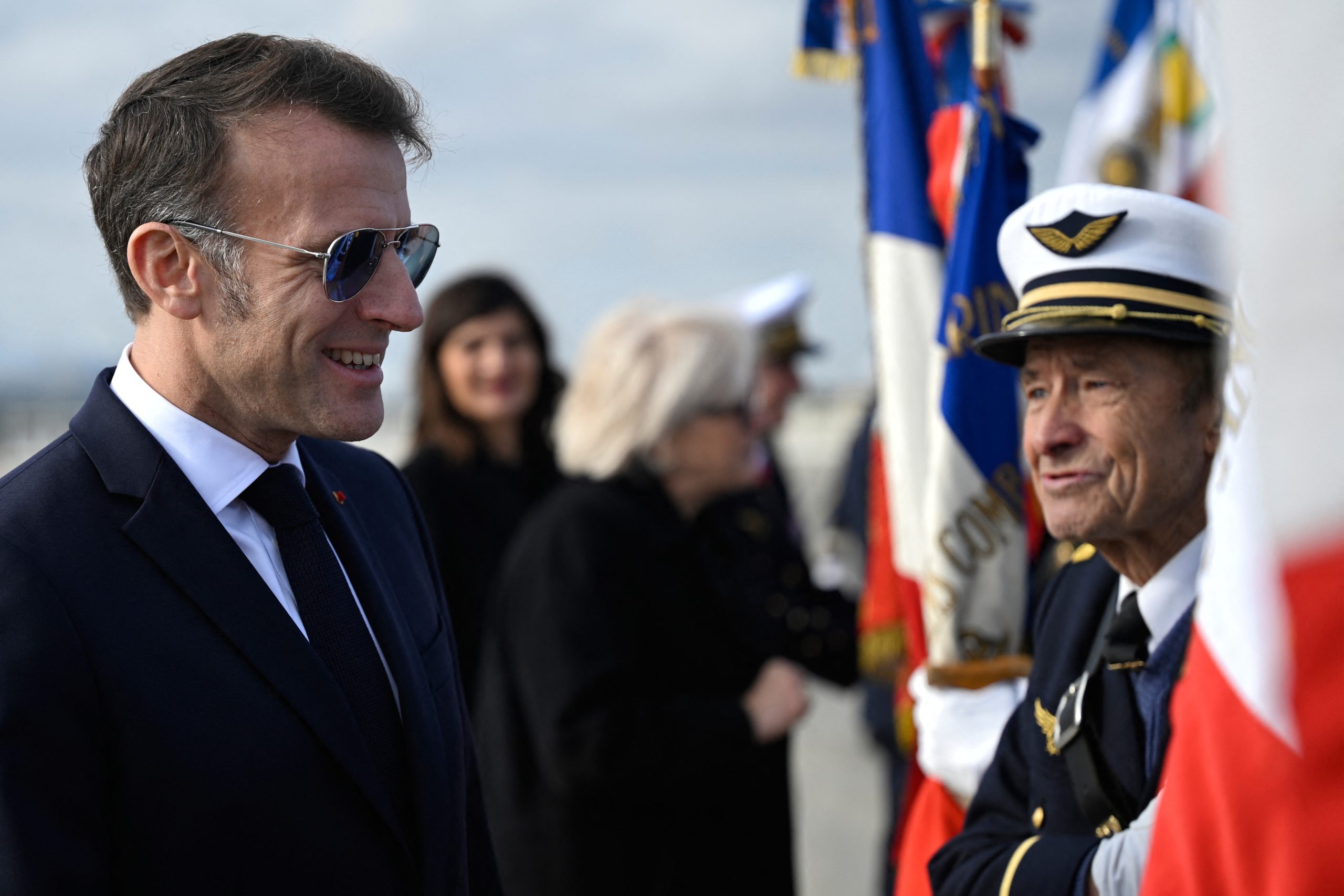 Με κόκκινο μάτι στην επιθεώρηση των ενόπλων δυνάμεων ο Μακρόν – Το χιούμορ με το «Eye of the Tiger»