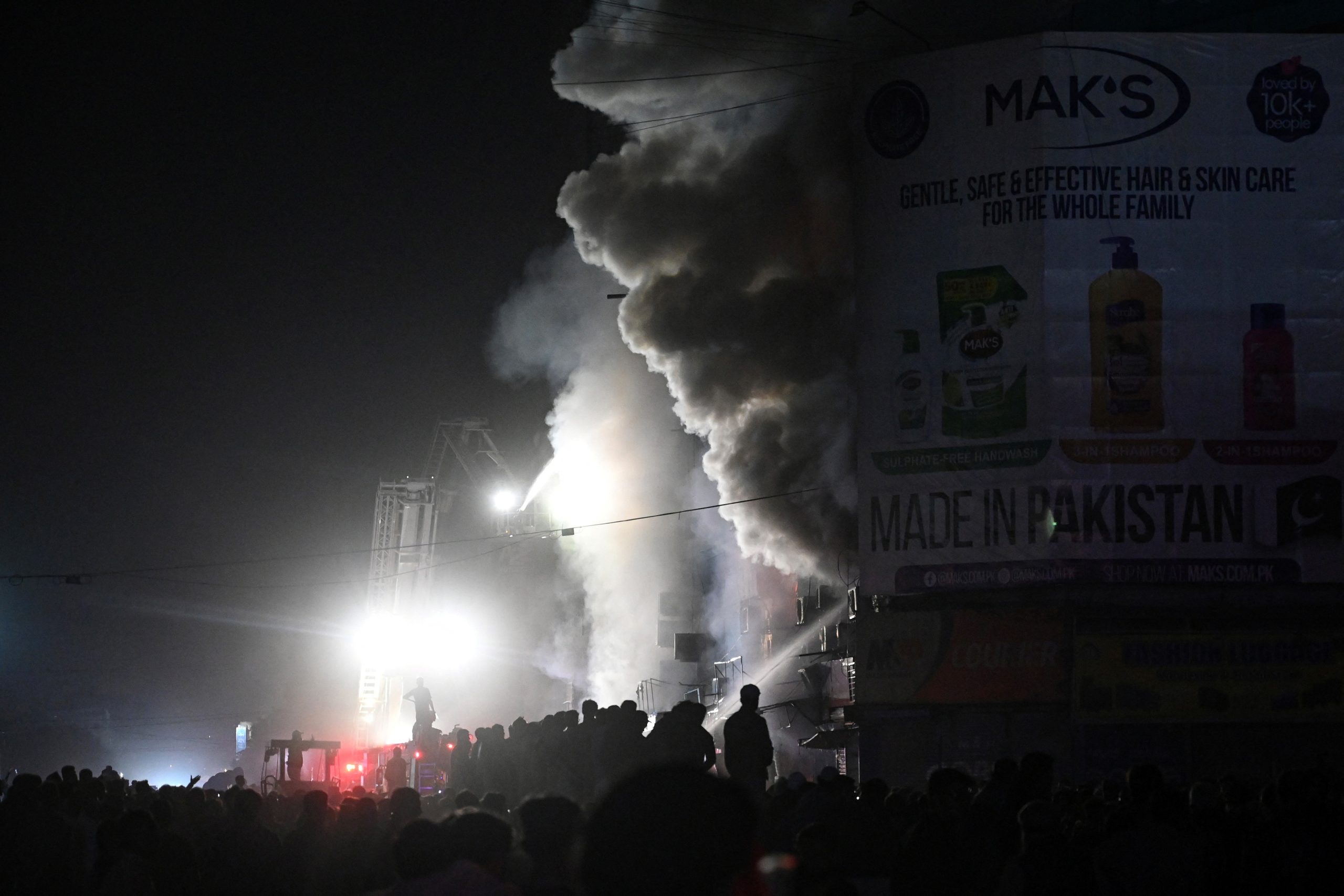 Πακιστάν: Έξι νεκροί από πυρκαγιά σε εμπορικό κέντρο – Φόβοι για ολική κατάρρευση του κτηρίου