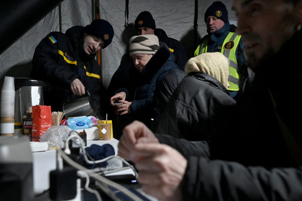 Έκκληση Ζελένσκι για προμήθειες ηλεκτρικής ενέργειας μετά τα νέα ρωσικά πλήγματα – Οι σκηνές «θέρμανσης και φόρτισης» του Κιέβου