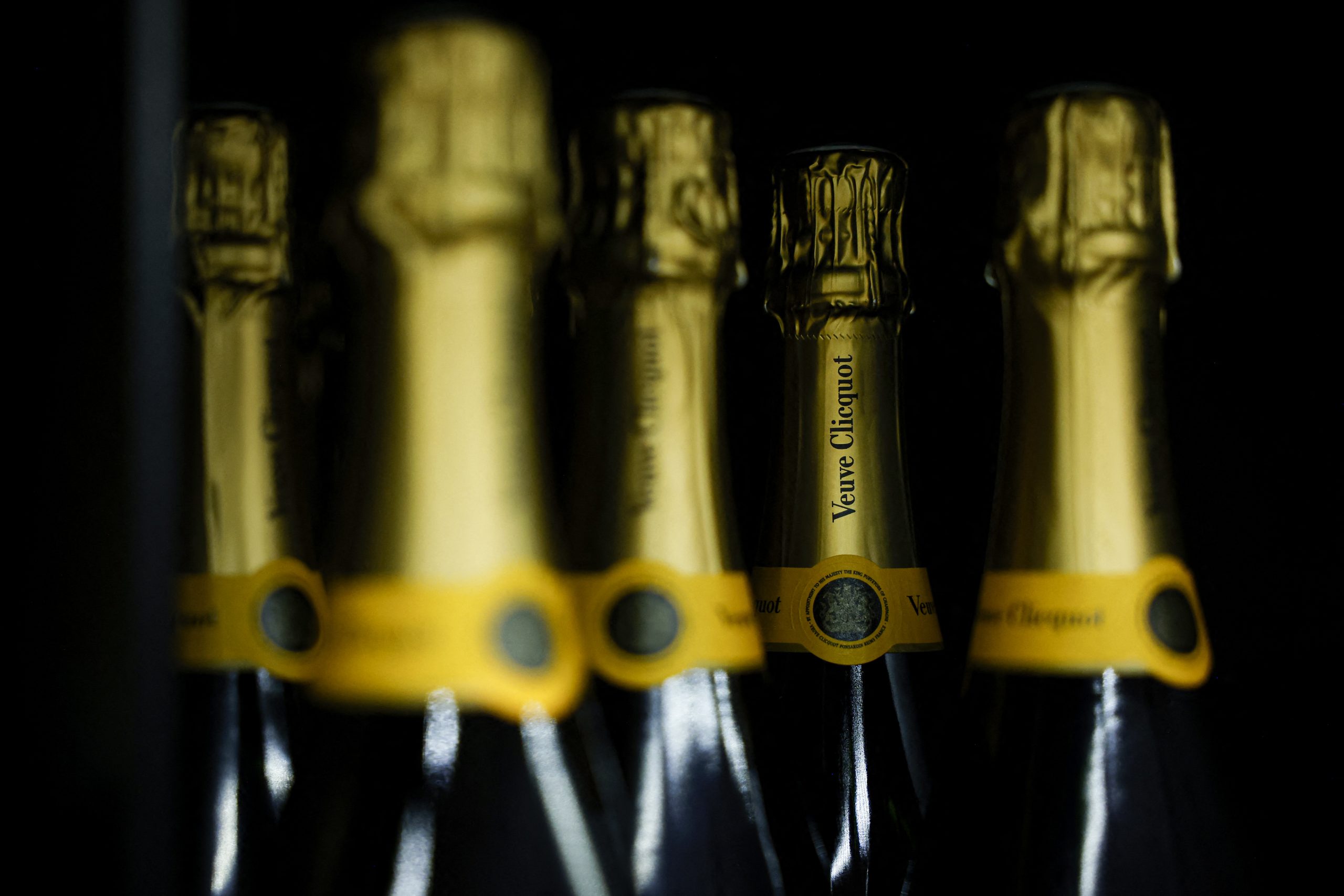 Παρίσι: «Απαράδεκτες» οι απειλές Τραμπ για επιβολή δασμών 200% στα γαλλικά κρασιά και τις σαμπάνιες