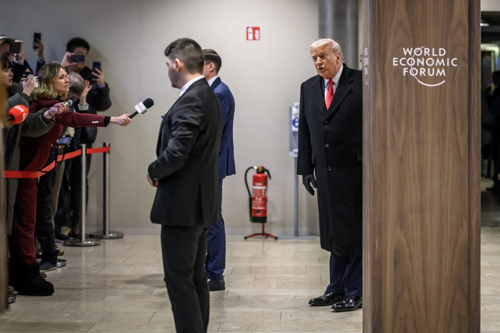 «Μικρά τμήματα της Γροιλανδίας στις ΗΠΑ για στρατιωτικές βάσεις και εξορύξεις» – Οι όροι Τραμπ για «άμεσες διαπραγματεύσεις»