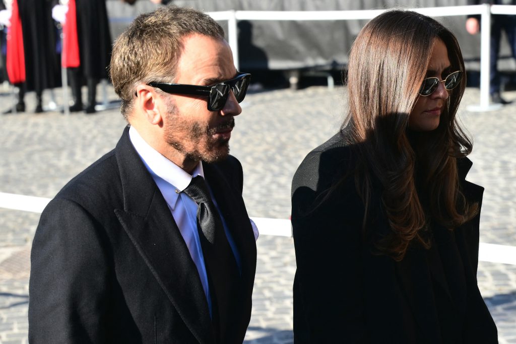 Ρώμη: Στερνό αντίο στον «τελευταίο αυτοκράτορα» της ιταλικής μόδας – Αστέρες και κοινό αποχαιρετούν τον Valentino