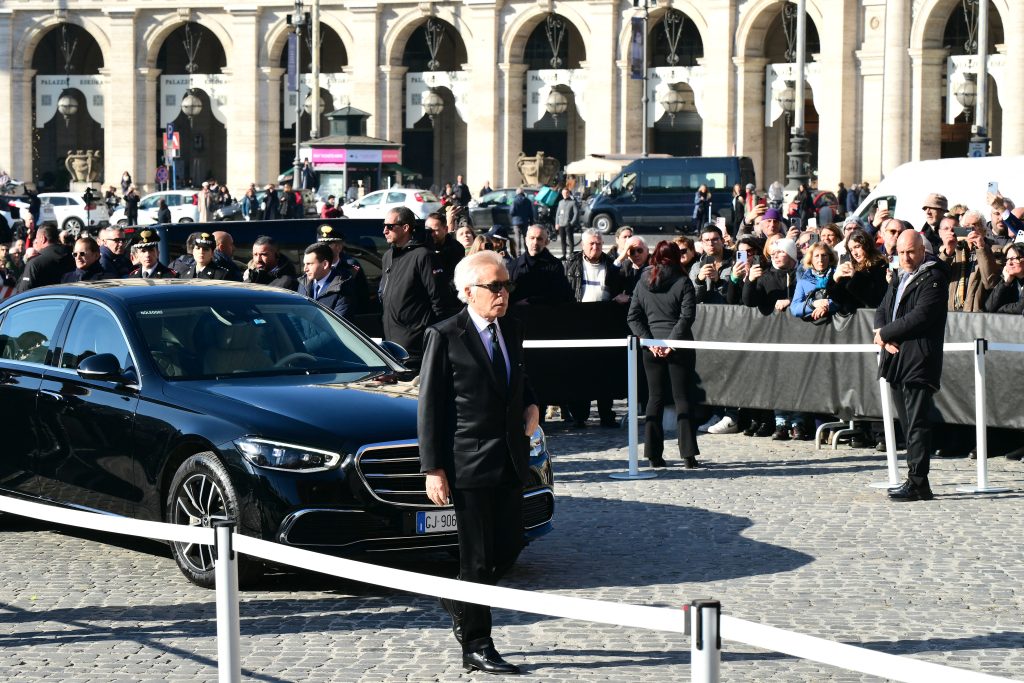 Ρώμη: Στερνό αντίο στον «τελευταίο αυτοκράτορα» της ιταλικής μόδας – Αστέρες και κοινό αποχαιρετούν τον Valentino