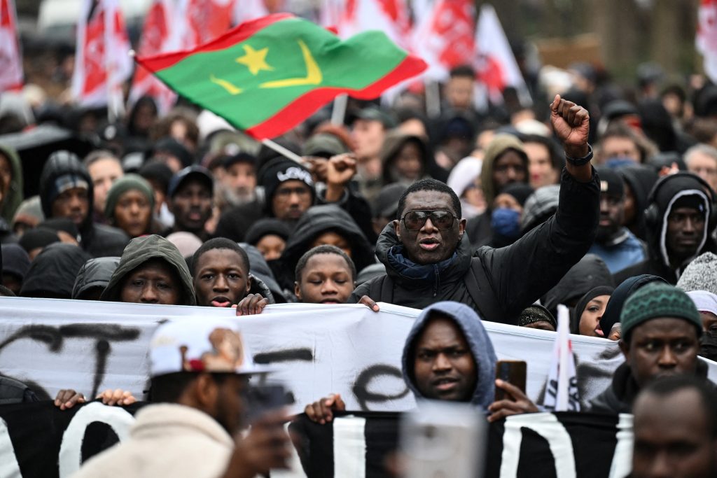 Παρίσι: Διαδήλωση για τον θάνατο ενός Μαυριτανού μετανάστη υπό αστυνομική κράτηση