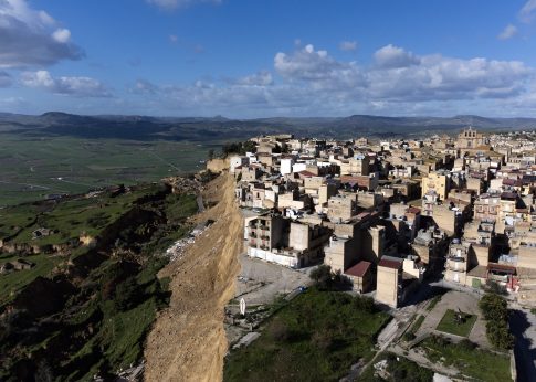 Στα χέρια της Αστυνομίας οδηγός που εμπλέκεται σε απάτη με πρόσχημα τον ΔΕΔΔΗΕ στον Αλμυρό