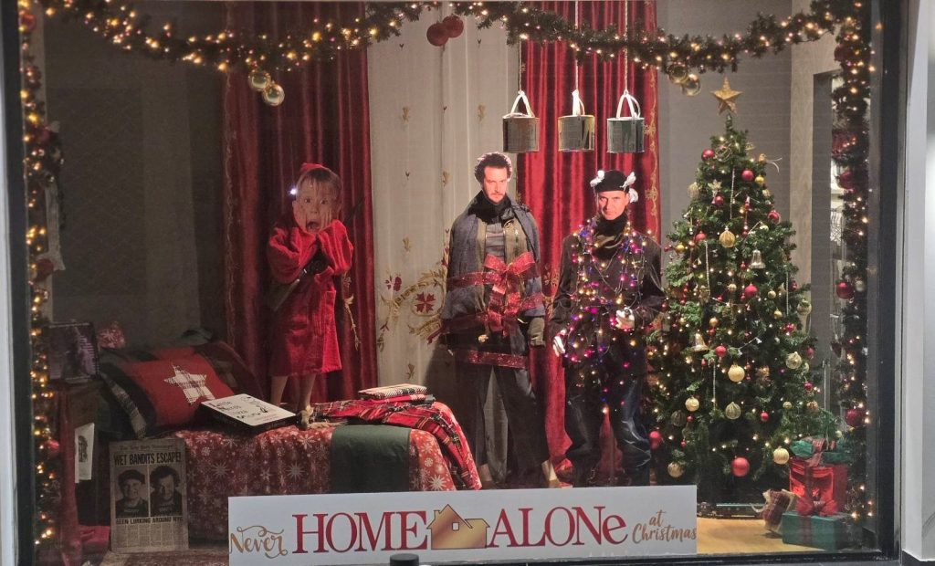 Οι τρεις Χριστουγεννιάτικες Βιτρίνες της αγοράς από το διαγωνισμό «Χριστουγεννιάτικη Βιτρίνα 2025»