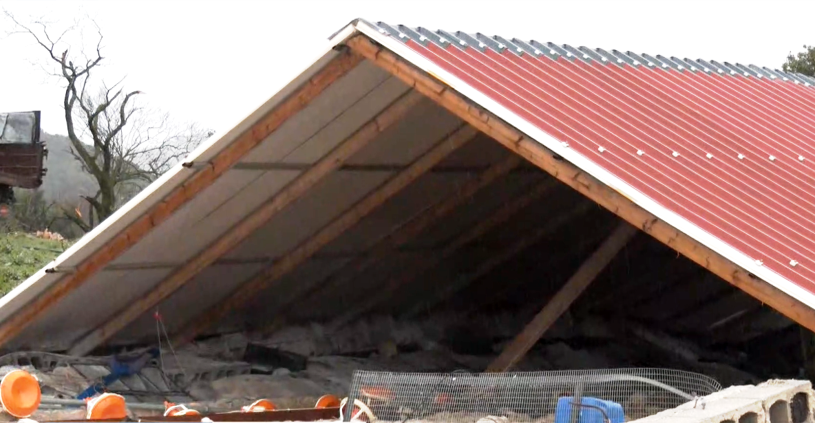 Ανεμοστρόβιλος ισοπέδωσε πτηνοτροφικές μονάδες στην Ήπειρο