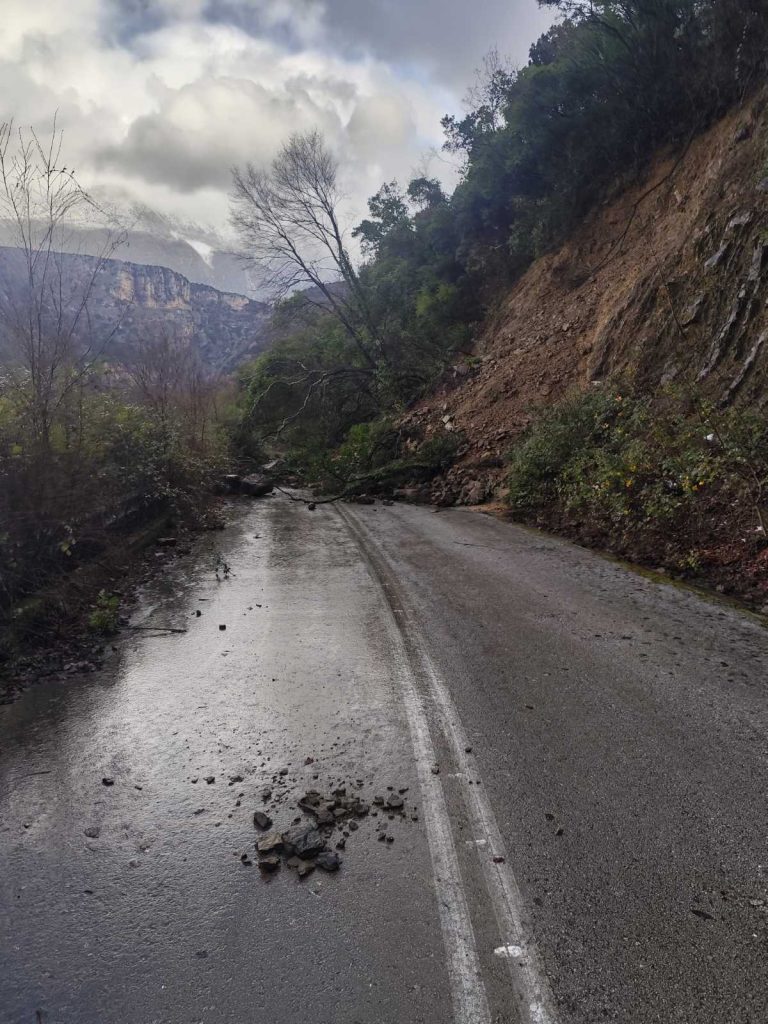Μεγάλα προβλήματα στο οδικό δίκτυο του Δήμου Φιλιατών από τις συνεχείς βροχοπτώσεις
