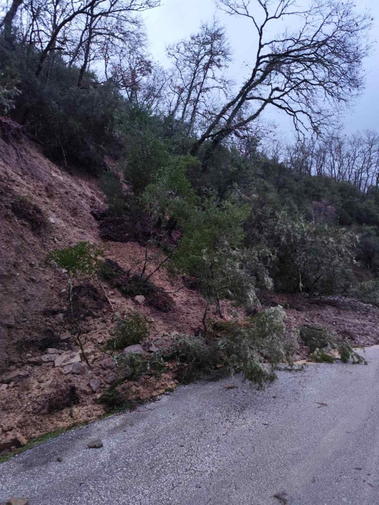 Μεγάλα προβλήματα στο οδικό δίκτυο του Δήμου Φιλιατών από τις συνεχείς βροχοπτώσεις