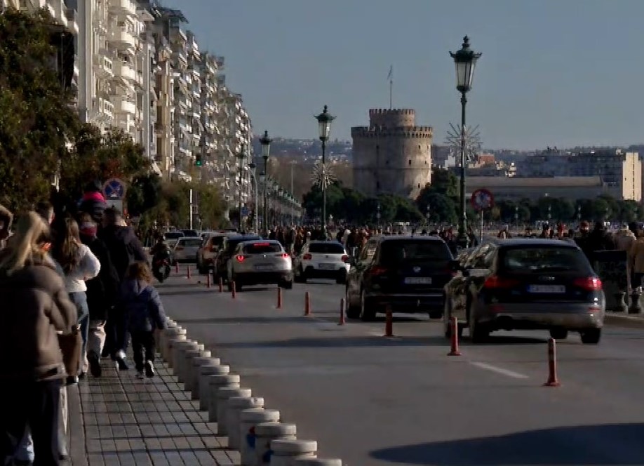 Θεσσαλονίκη: Ήλιος με «δόντια» και πρωτοχρονιάτικη βόλτα στο κέντρο της πόλης