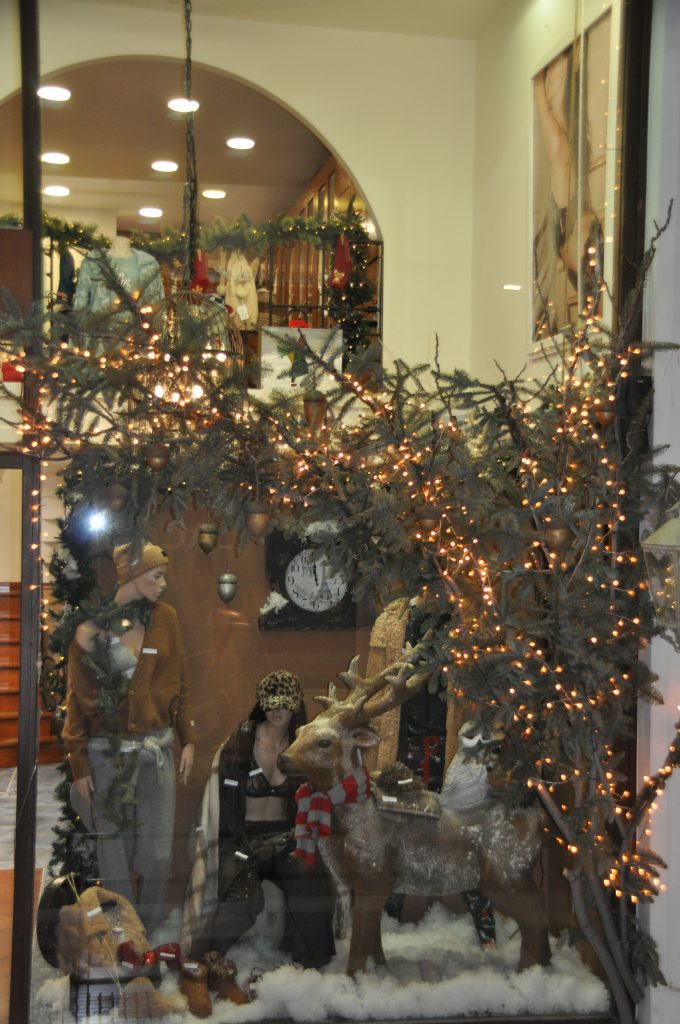 Οι τρεις Χριστουγεννιάτικες Βιτρίνες της αγοράς από το διαγωνισμό «Χριστουγεννιάτικη Βιτρίνα 2025»