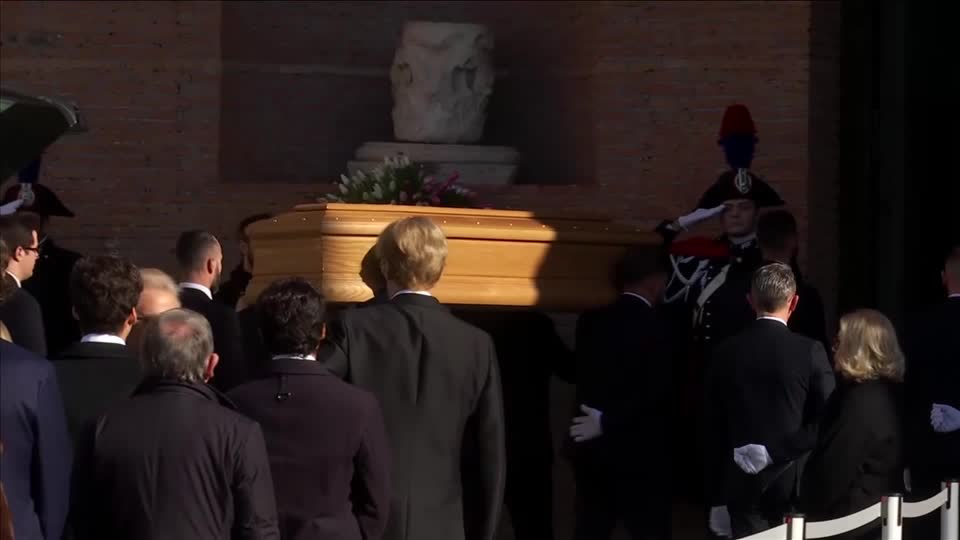 Ρώμη: Στερνό αντίο στον «τελευταίο αυτοκράτορα» της ιταλικής μόδας – Αστέρες και κοινό αποχαιρετούν τον Valentino