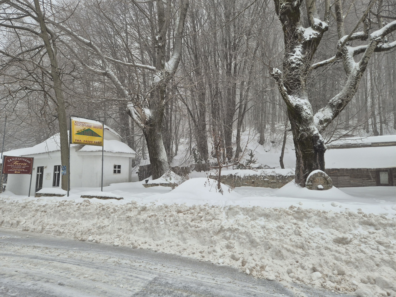Στα λευκά τα Χάνια Πηλίου – Αυξημένη κίνηση επισκεπτών