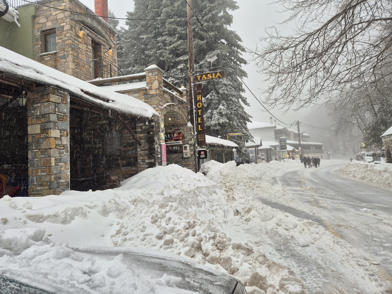 Στα λευκά τα Χάνια Πηλίου – Αυξημένη κίνηση επισκεπτών