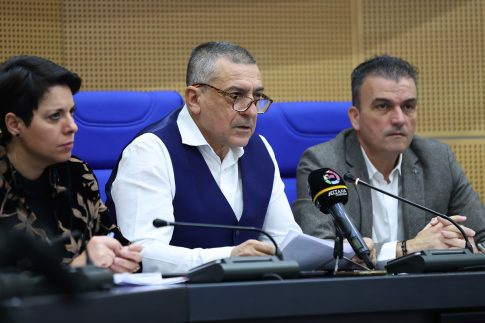 Αποχωρούν από το μπλόκο της Νίκαιας οι αγρότες της Θεσσαλίας