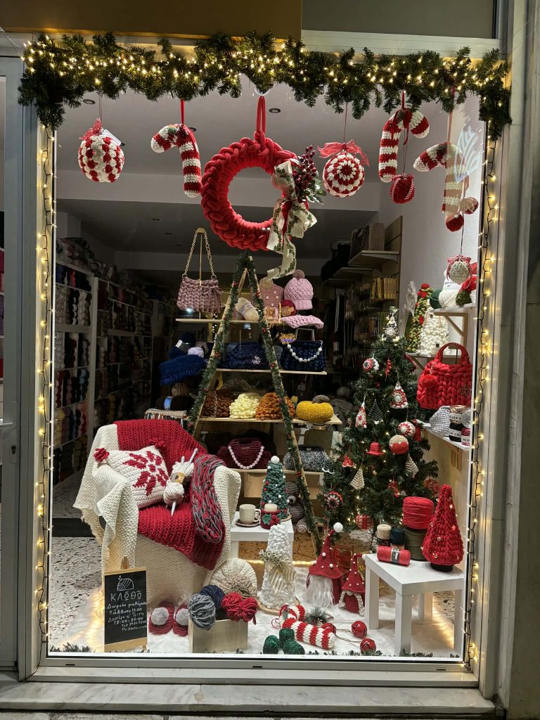 Οι τρεις Χριστουγεννιάτικες Βιτρίνες της αγοράς από το διαγωνισμό «Χριστουγεννιάτικη Βιτρίνα 2025»