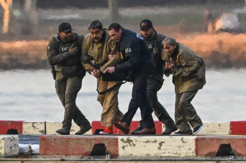 Αλί Χαμενεΐ: Ο Τραμπ να εστιάσει στα προβλήματα της χώρας του