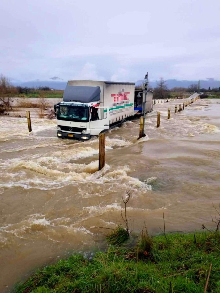 Ροδόπη: Φορτηγό εγκλωβίστηκε σε «φουσκωμένη» ιρλανδική διάβαση