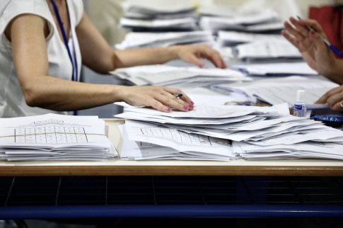 Κρήτη: Έρευνες των Αρχών για διακίνηση πλαστών χαρτονομισμάτων στον Άγιο Νικόλαο – 24χρονη Βραζιλιάνα στη «φάκα» του Λιμενικού